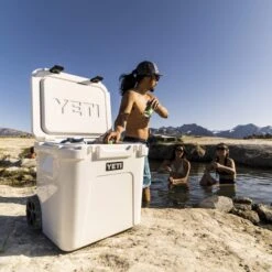 Yeti Coolers ROADIE 48 WHEELED - Kühlbox -Freien Camping Geschäft 5638039355 z roadie 48 wheeled yeti coolers 24